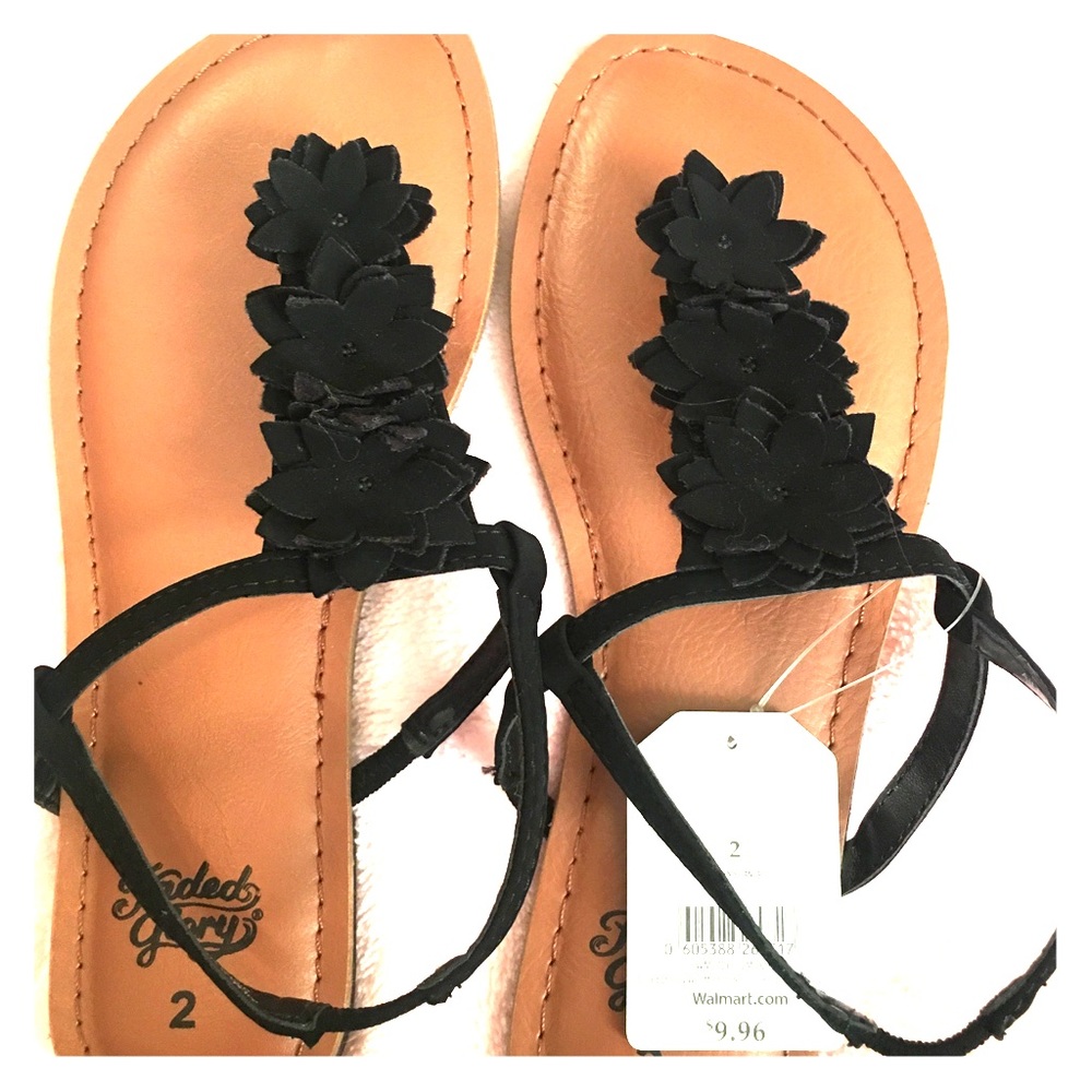 Super cute Black sandals ! Size 2! Never worn🌟